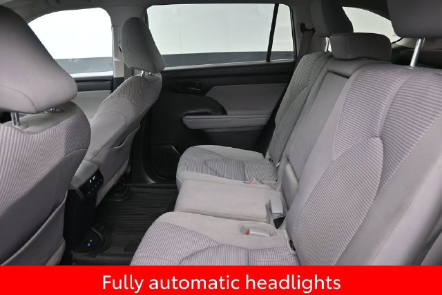 Used 2022 Toyota Highlander LE AWD/4WD image 14