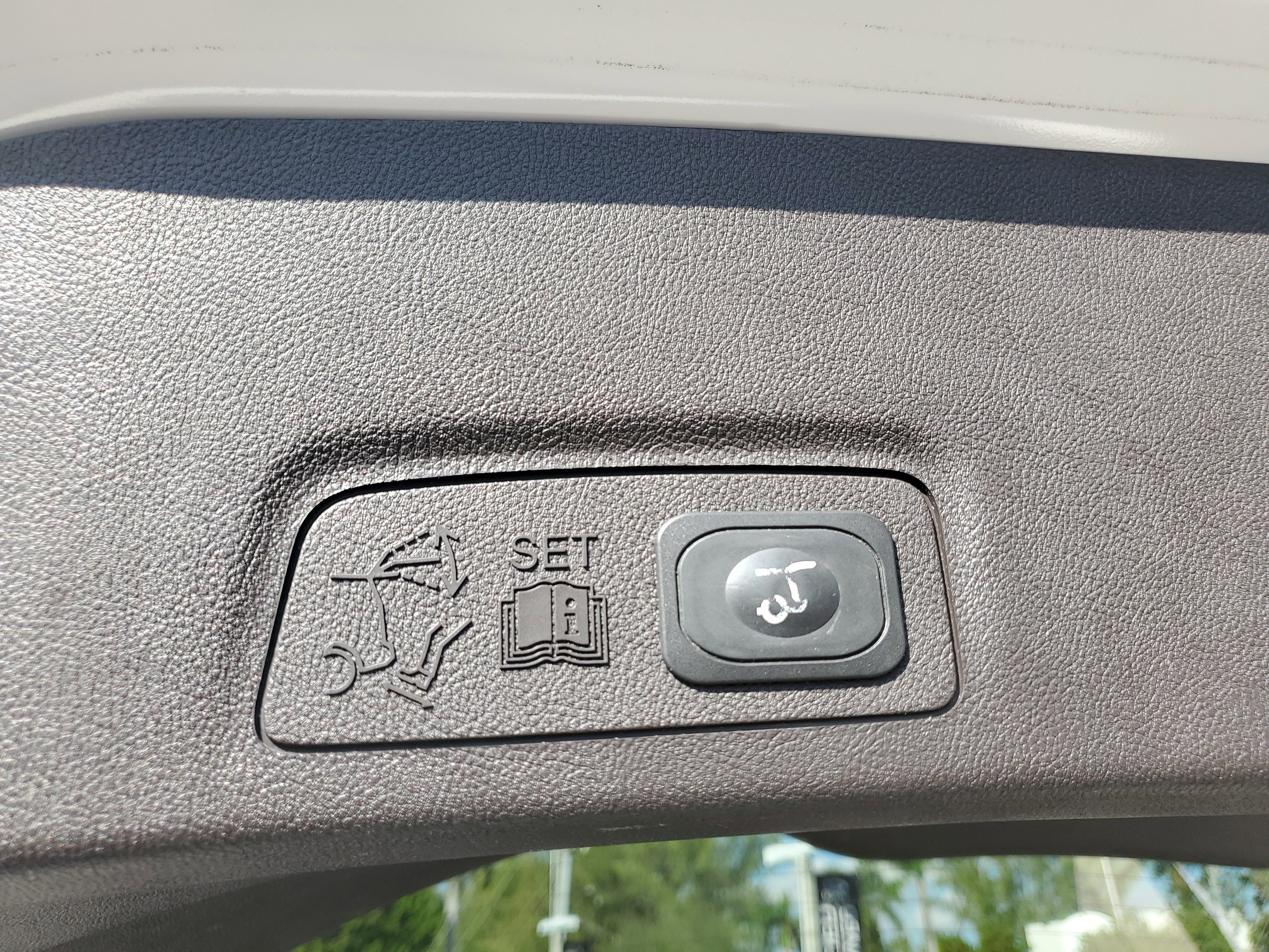 Used 2017 Lincoln MKC Select image 8