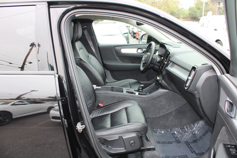 Used 2022 Volvo XC40 T4 Momentum image 10