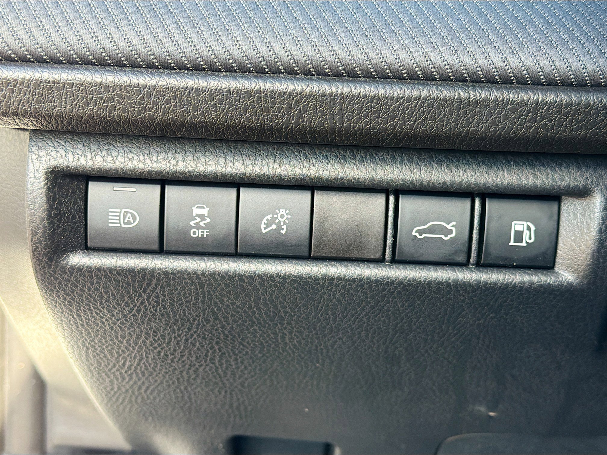 Used 2025 Toyota Camry SE w/ Multimedia Upgrade Package image 34