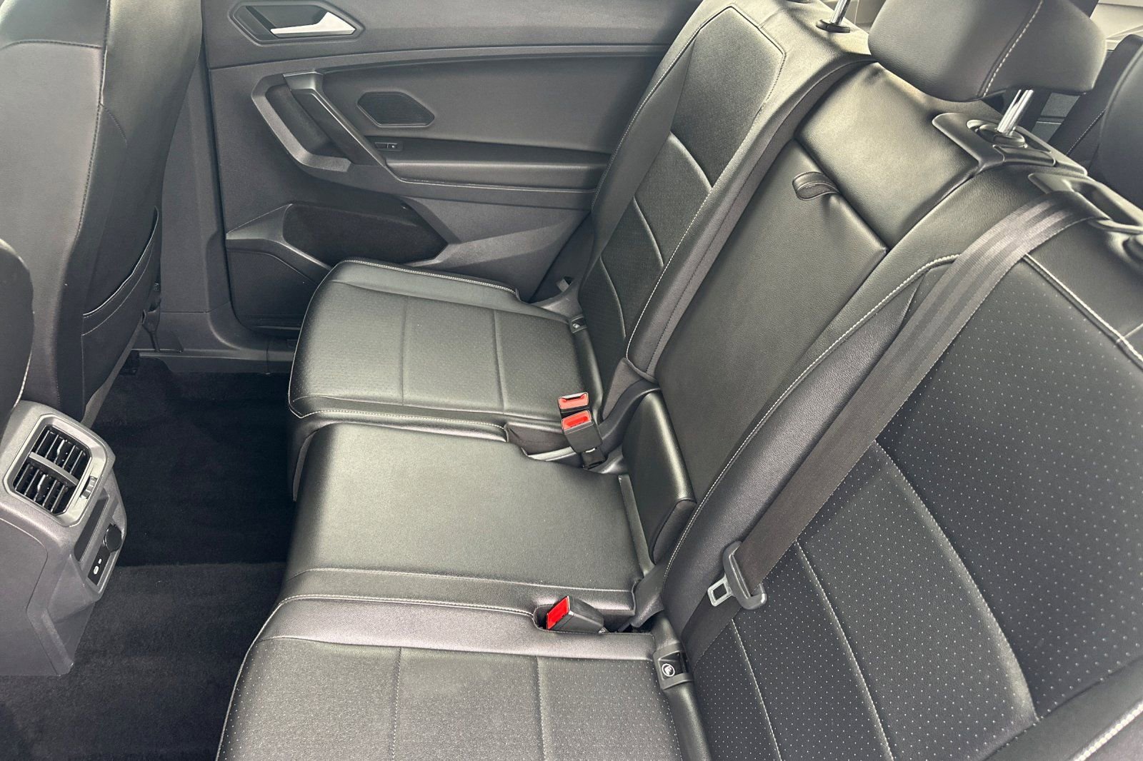 Used 2021 Volkswagen Tiguan SE w/ Panoramic Sunroof Package image 12