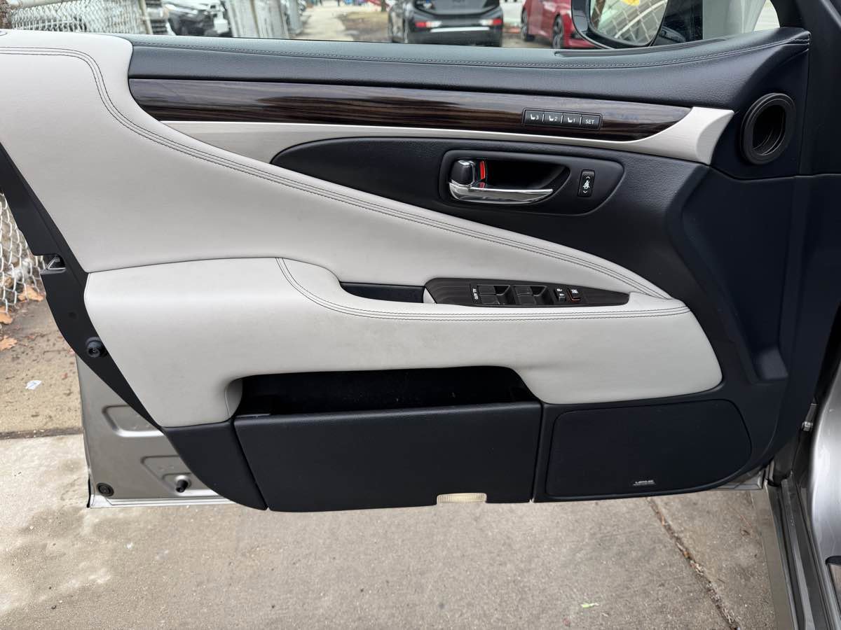 Used 2016 Lexus LS 460 AWD image 9