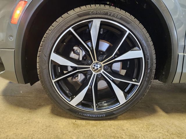 Used 2022 Volkswagen Tiguan SEL R-Line image 9