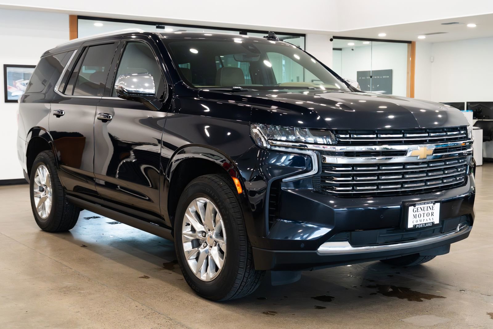 Used 2021 Chevrolet Tahoe Premier w/ Premium Package AWD/4WD image 3