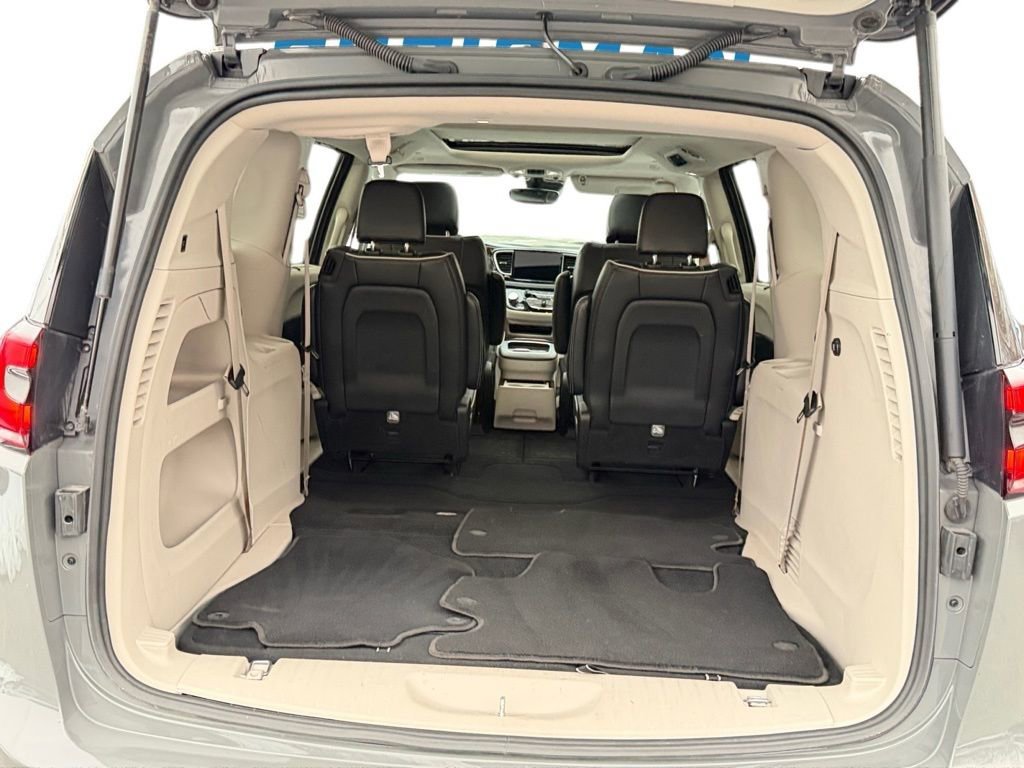 Used 2023 Chrysler Pacifica Limited image 28