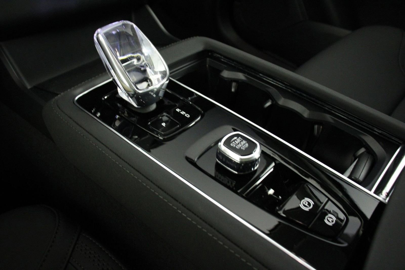 New 2025 Volvo XC90 B6 Core w/ Protection Package Premier AWD/4WD image 7