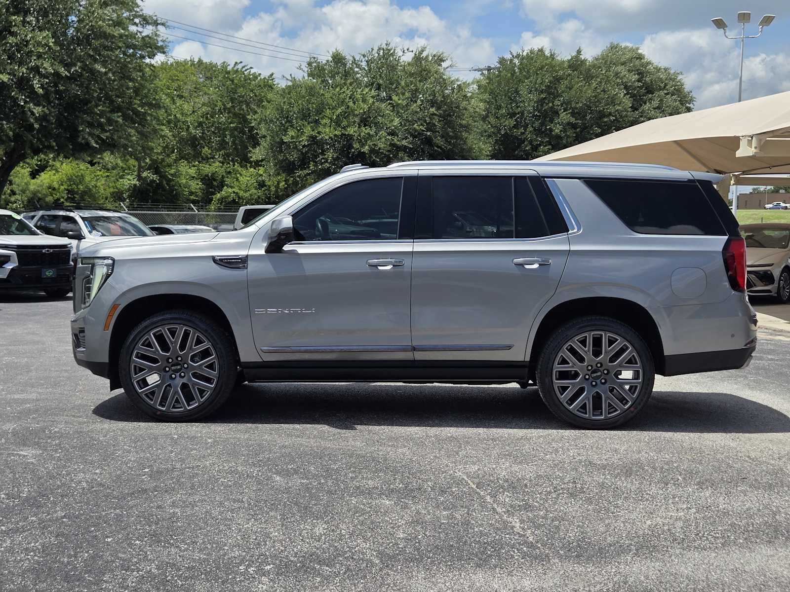 Certified 2025 GMC Yukon Denali Ultimate AWD/4WD image 5