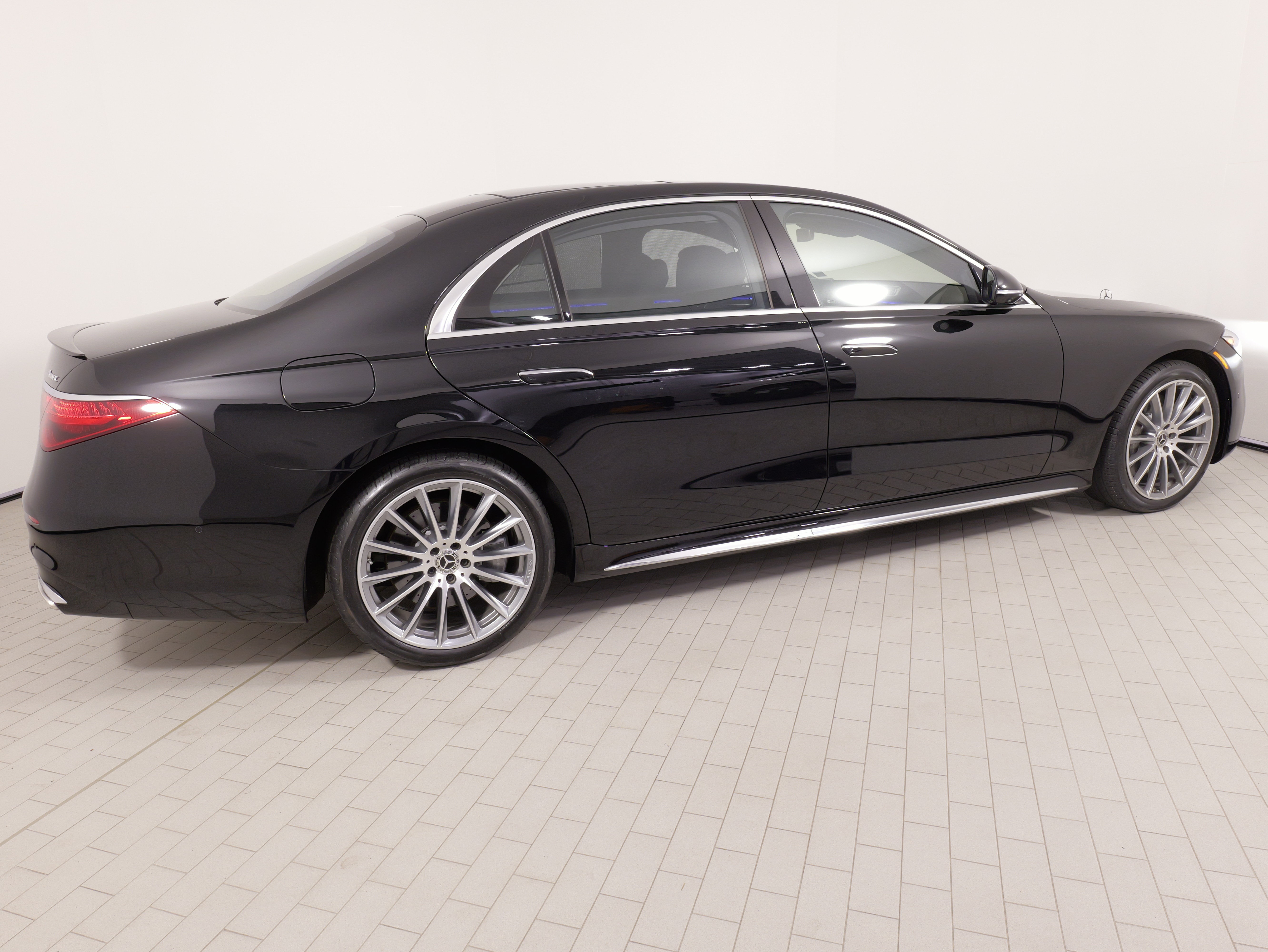 Used 2022 Mercedes-Benz S 500 4MATIC w/ AMG Line Package image 9