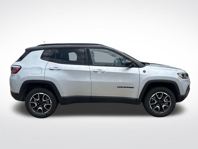 Used 2025 Jeep Compass Trailhawk AWD/4WD image 12