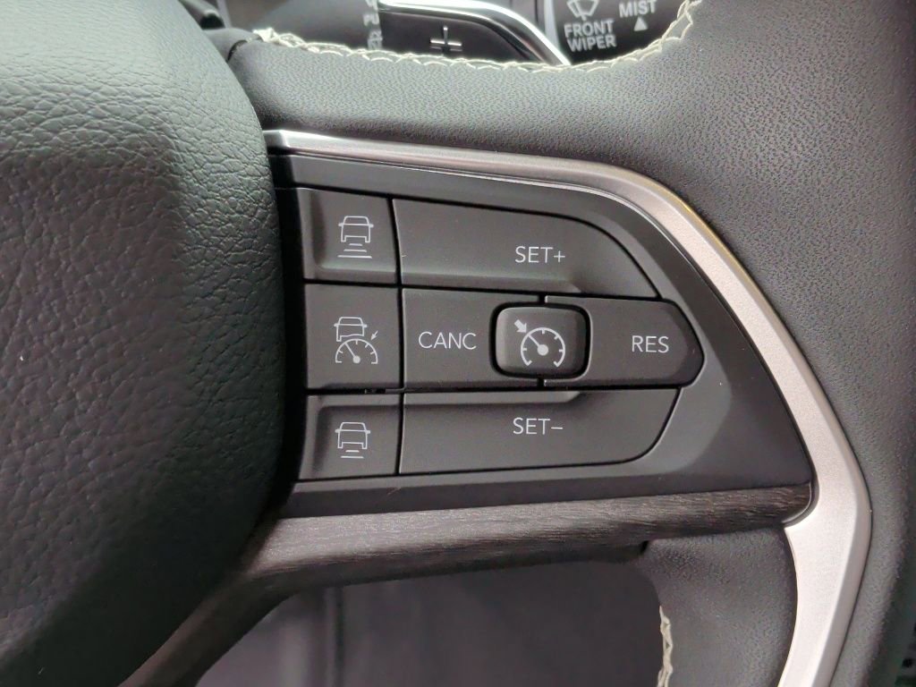 Used 2025 Jeep Grand Cherokee Limited w/ Black Appearance Package RWD image 18