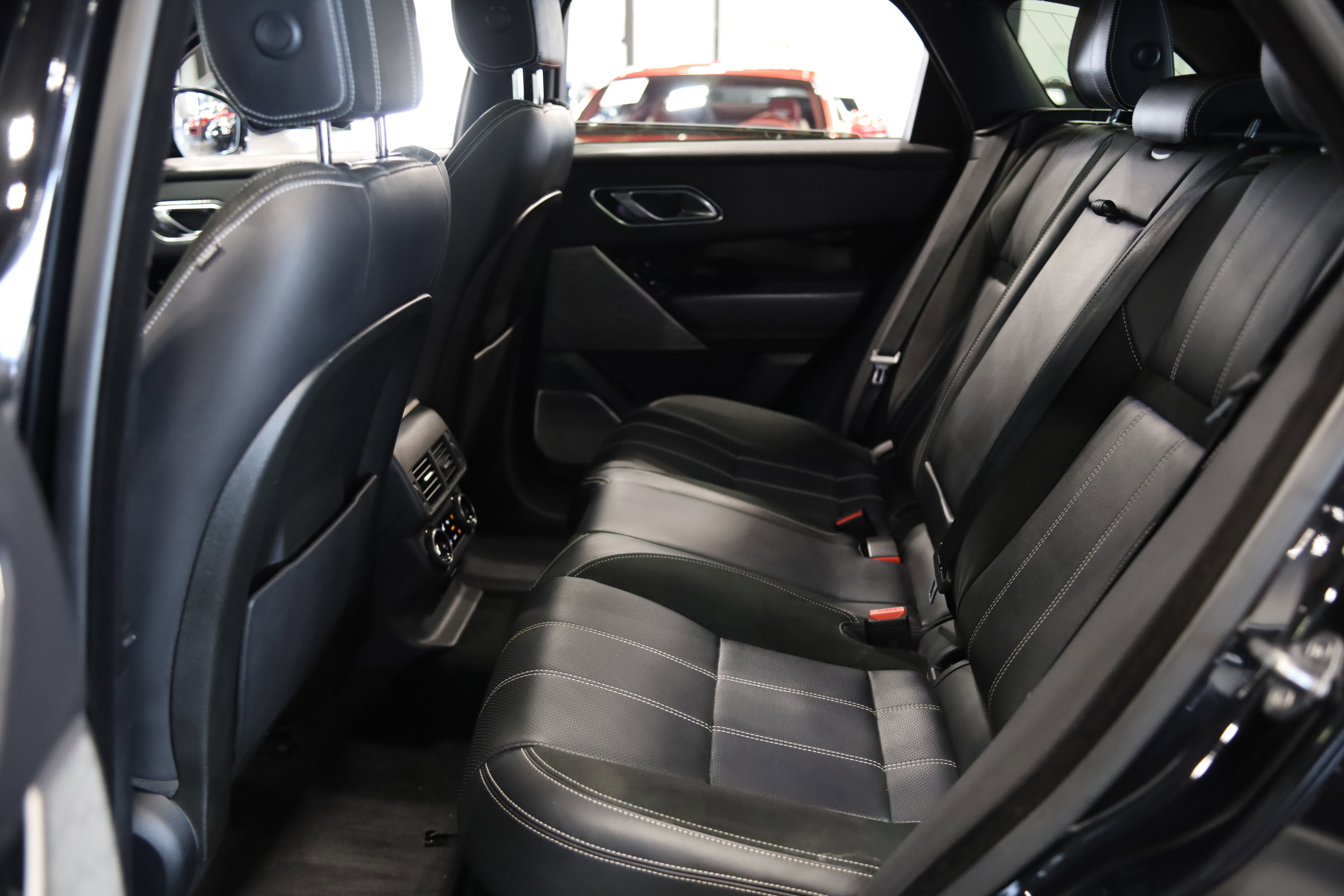 Used 2019 Land Rover Range Rover Velar R-Dynamic SE image 33