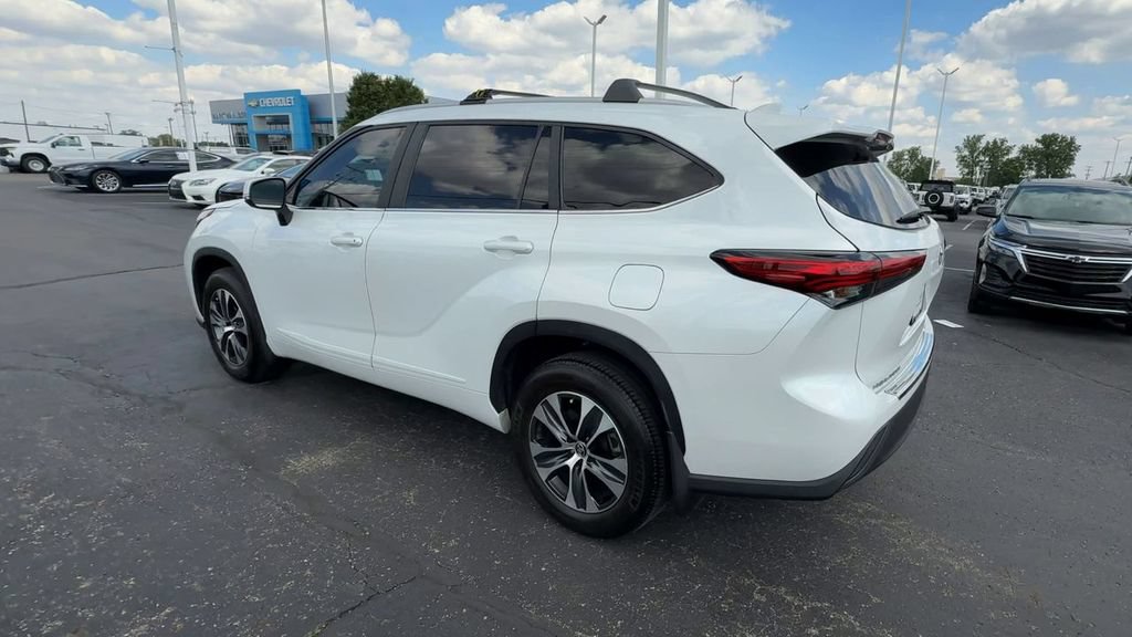 Used 2023 Toyota Highlander XLE AWD/4WD image 6