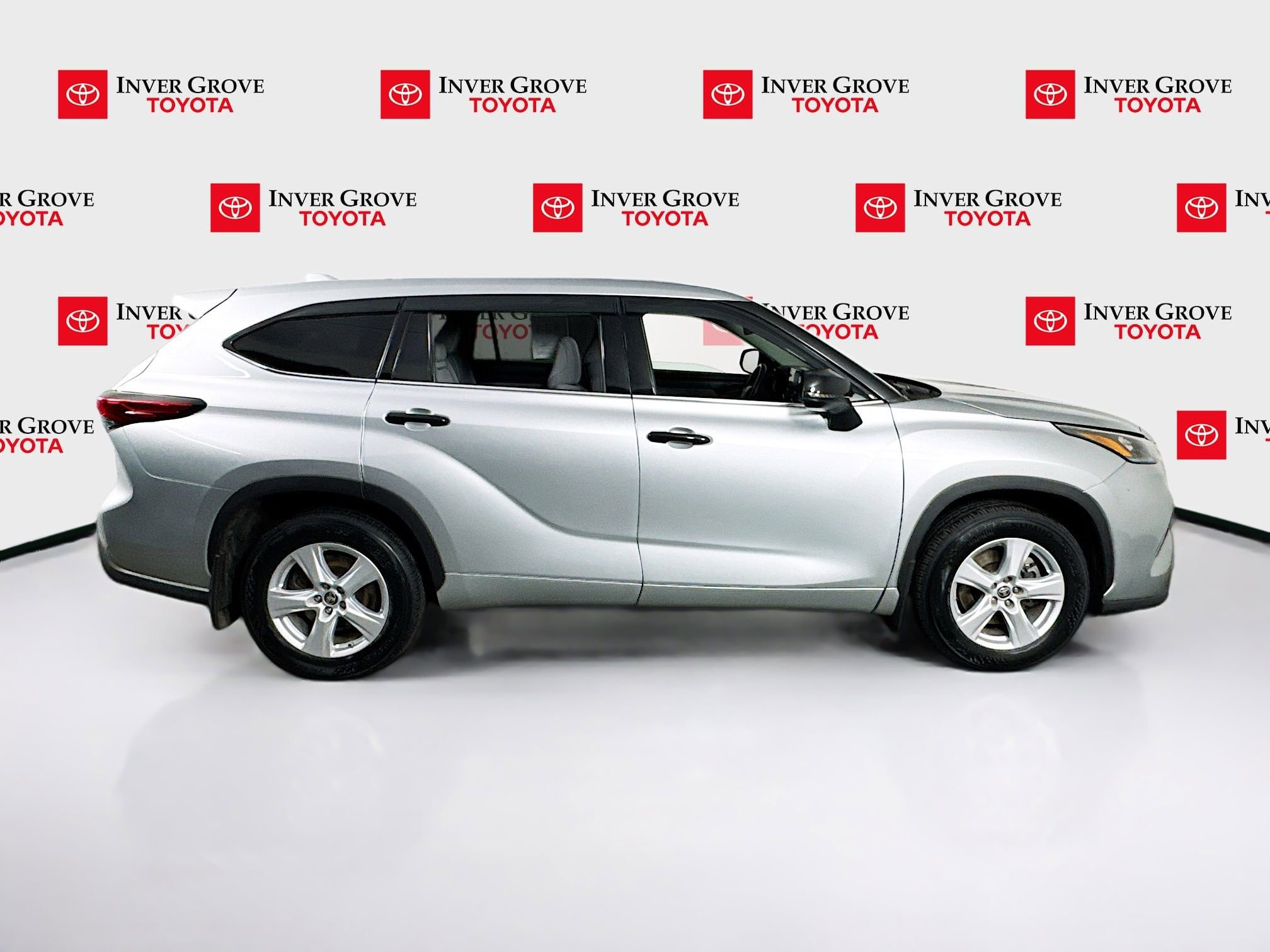 Used 2020 Toyota Highlander LE image 4