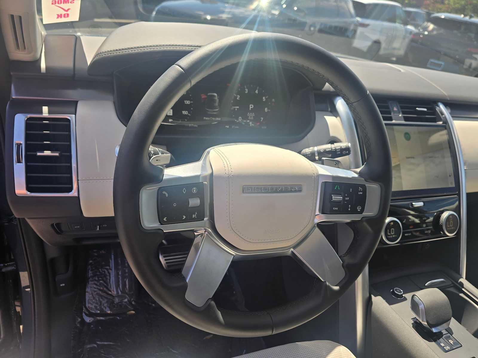 Used 2025 Land Rover Discovery Metropolitan Edition AWD/4WD image 25
