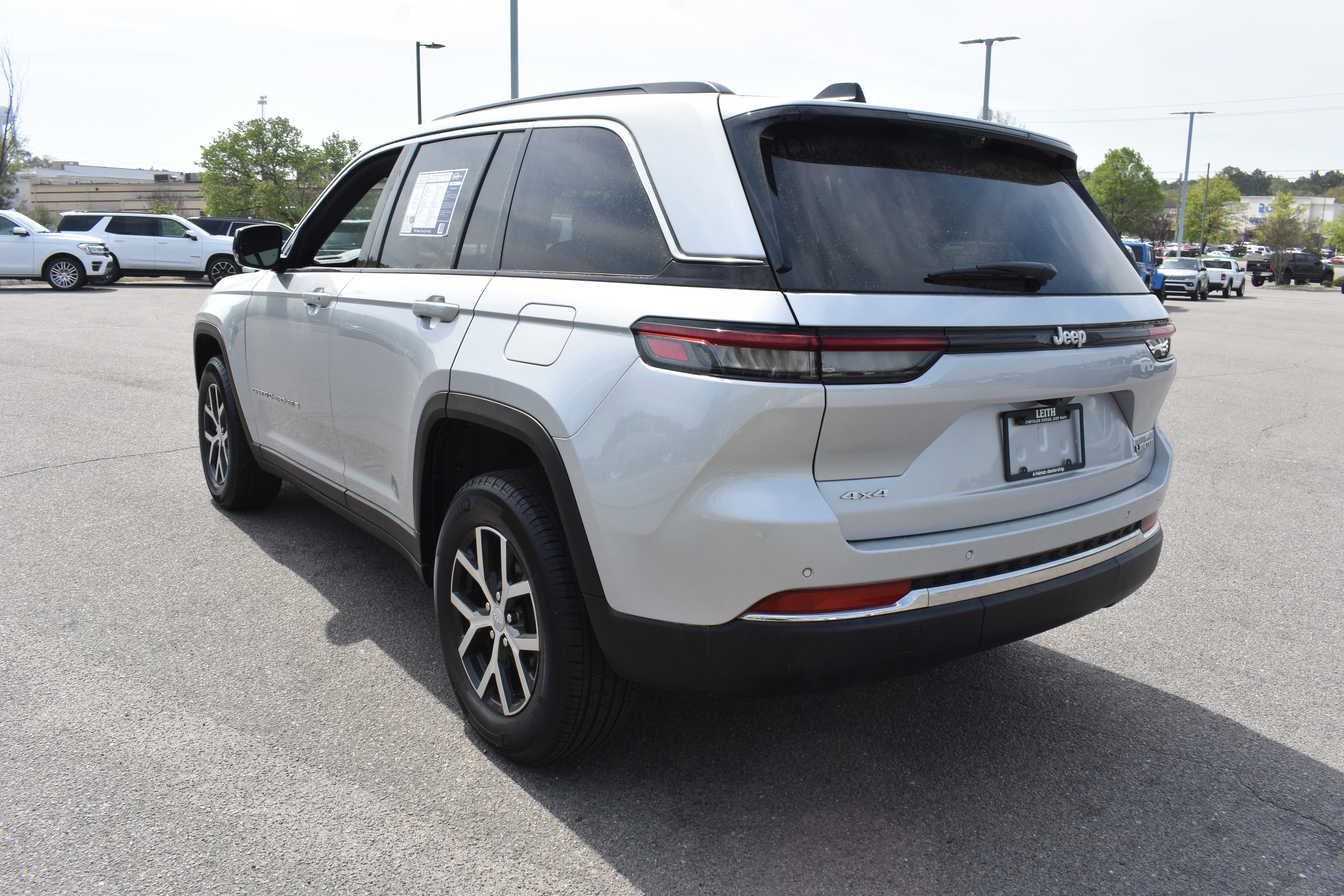 Used 2025 Jeep Grand Cherokee Limited w/ Luxury Tech Group II image 7