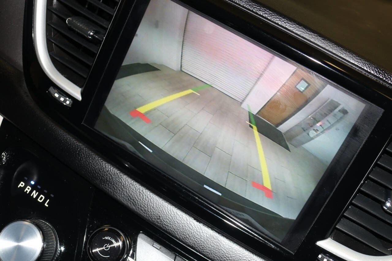 Used 2023 Chrysler Pacifica Touring-L image 28