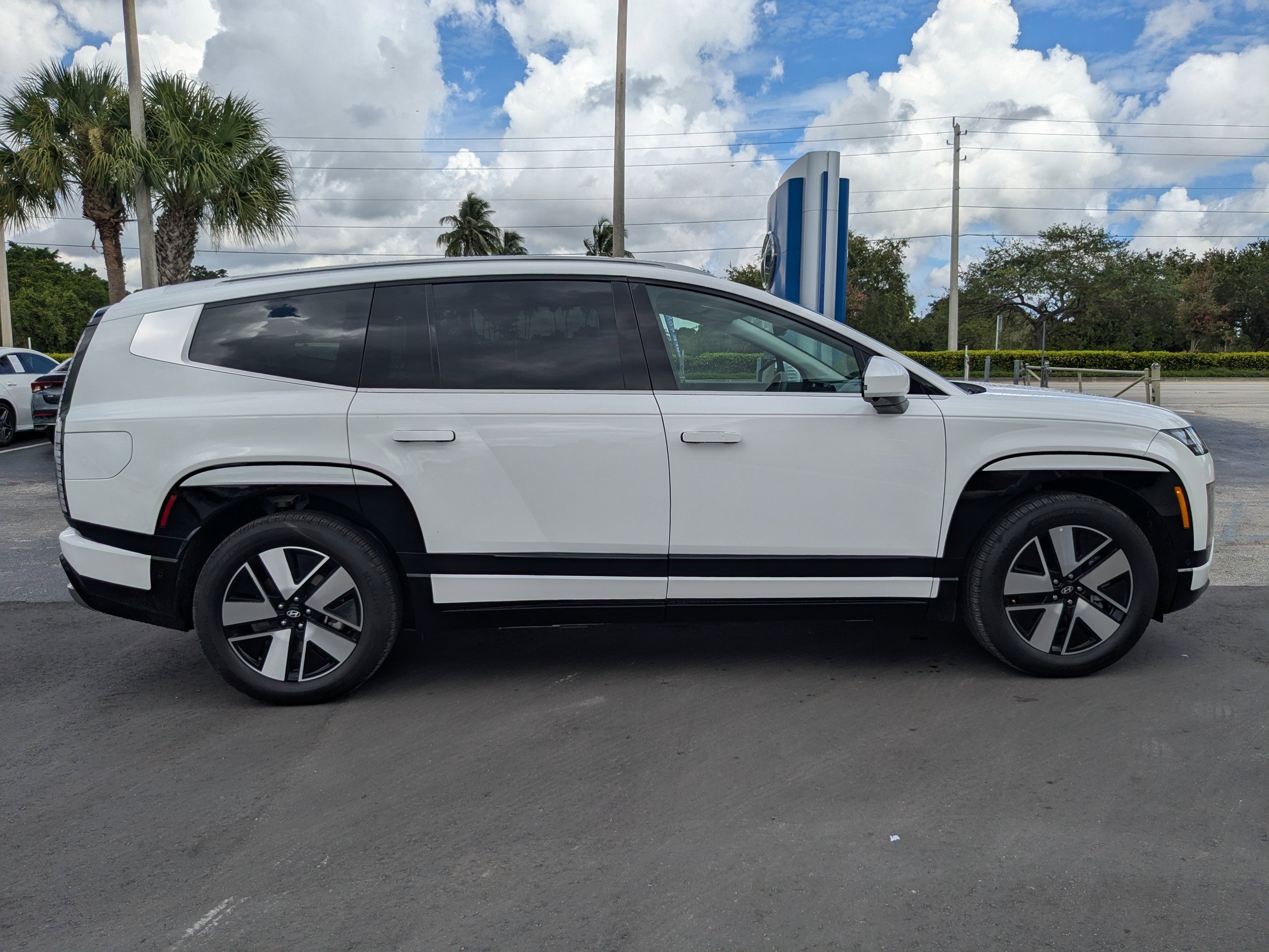 New 2026 Hyundai Ioniq 9 SEL image 3