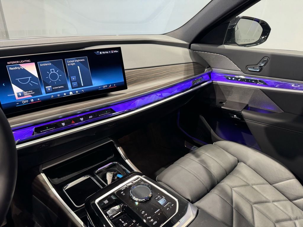 Used 2025 BMW 760i xDrive image 22