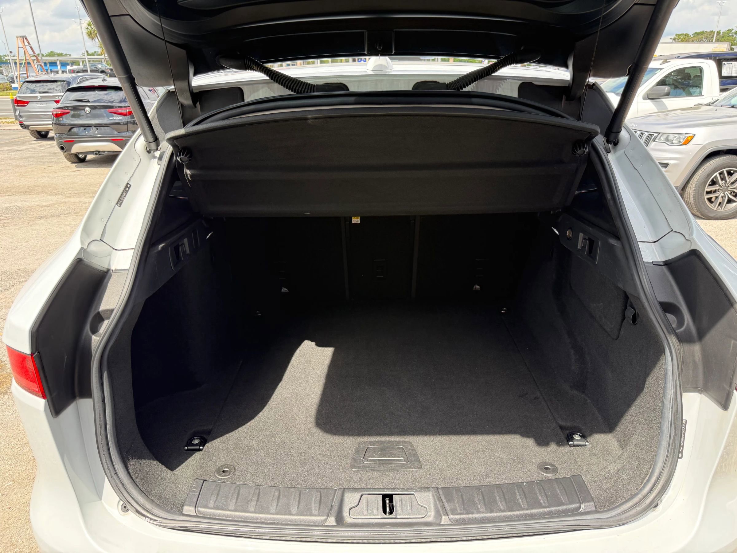 Used 2017 Jaguar F-PACE R-Sport image 7