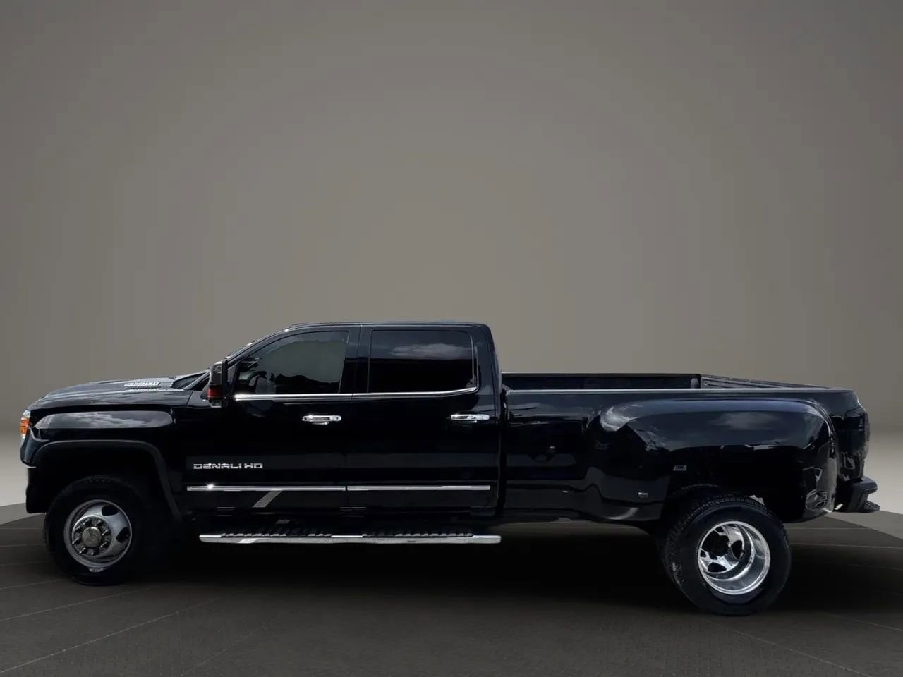 Used 2018 GMC Sierra 3500 Denali w/ Duramax Plus Package AWD/4WD image 4