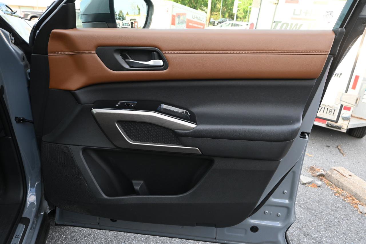 Used 2023 Nissan Pathfinder Platinum AWD/4WD image 30