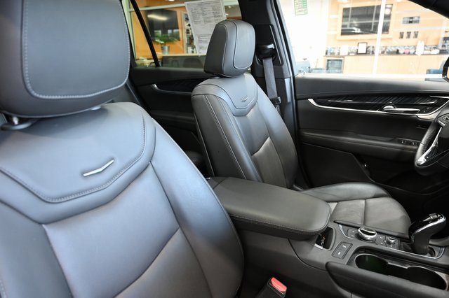 Used 2025 Cadillac XT6 Premium Luxury image 8