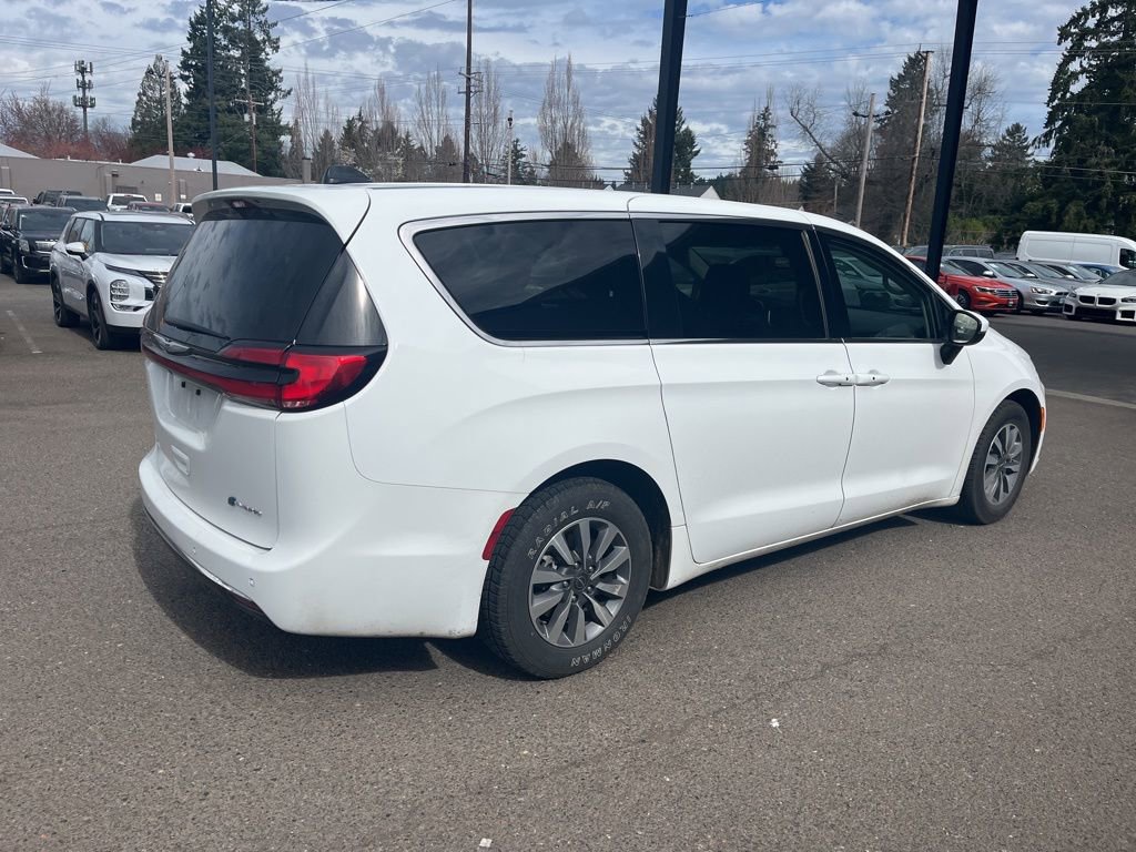 Used 2023 Chrysler Pacifica Touring-L image 7