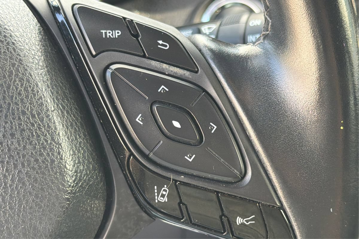 Used 2019 Toyota C-HR Limited FWD image 33