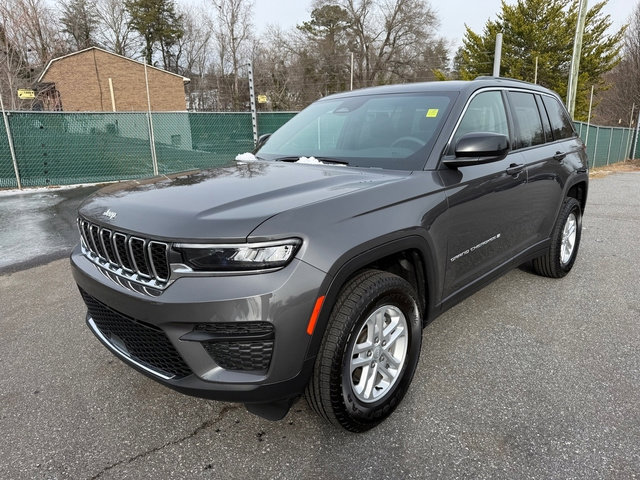 Used 2025 Jeep Grand Cherokee Laredo image 2