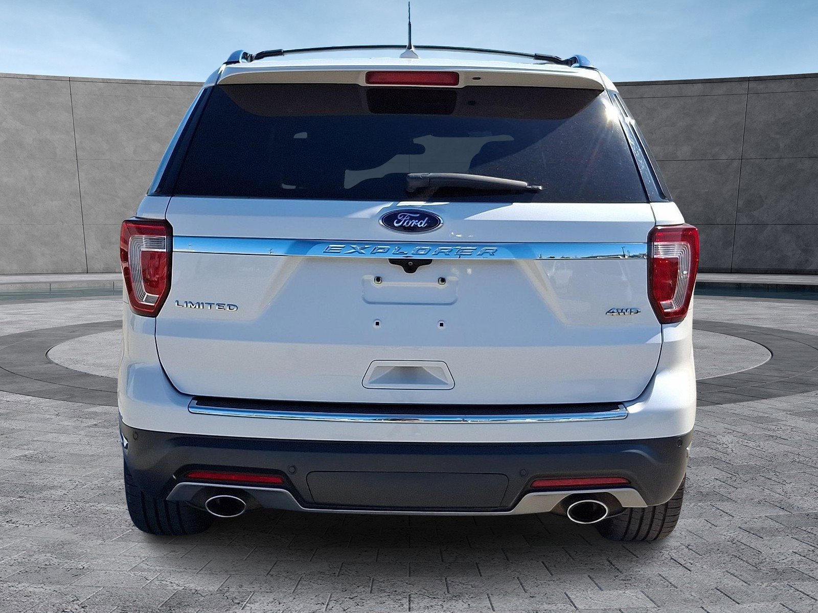 Used 2018 Ford Explorer Limited w/ Equipment Group 301A AWD/4WD image 9