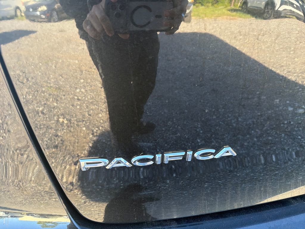 Used 2017 Chrysler Pacifica Touring-L w/ 13 Speaker Alpine Sound Group image 17