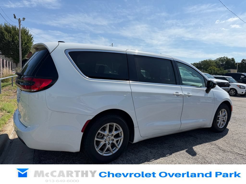 Used 2024 Chrysler Pacifica Touring-L FWD image 3
