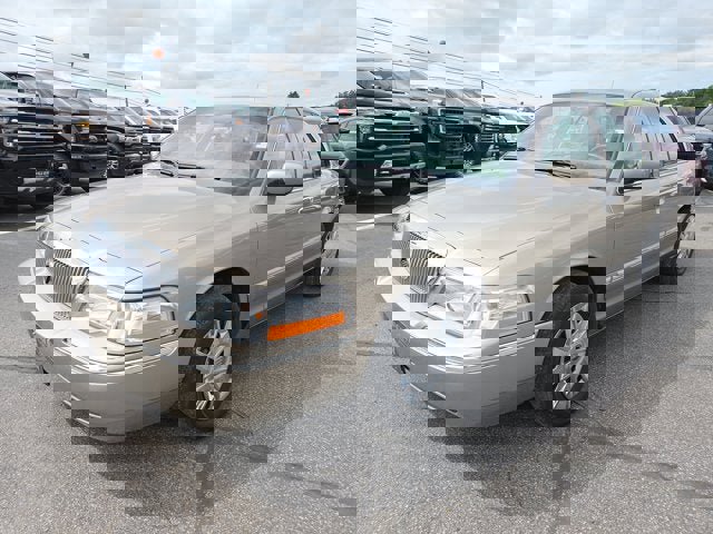 Used 2005 Mercury Grand Marquis GS image 2