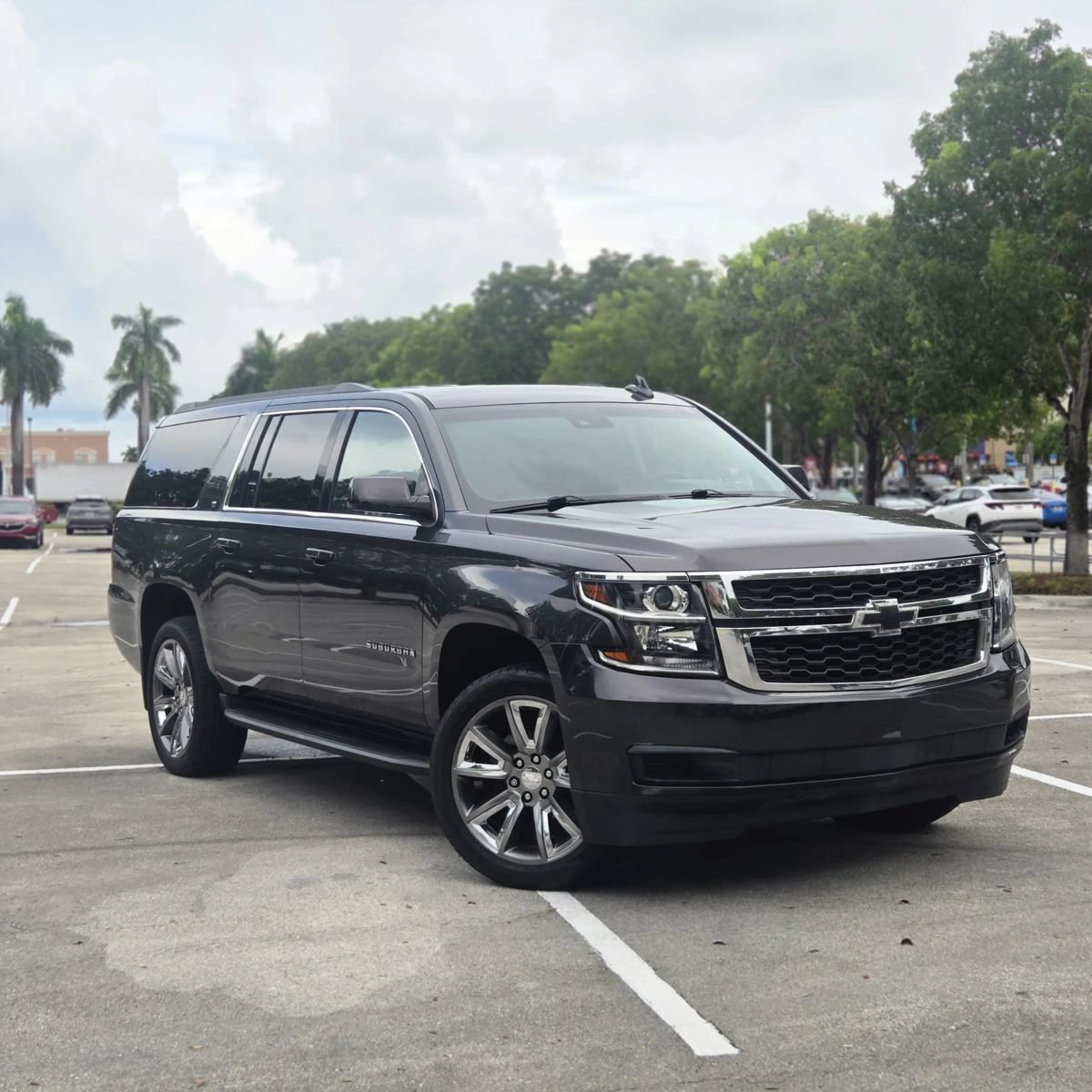 Used 2018 Chevrolet Suburban LT RWD image 3
