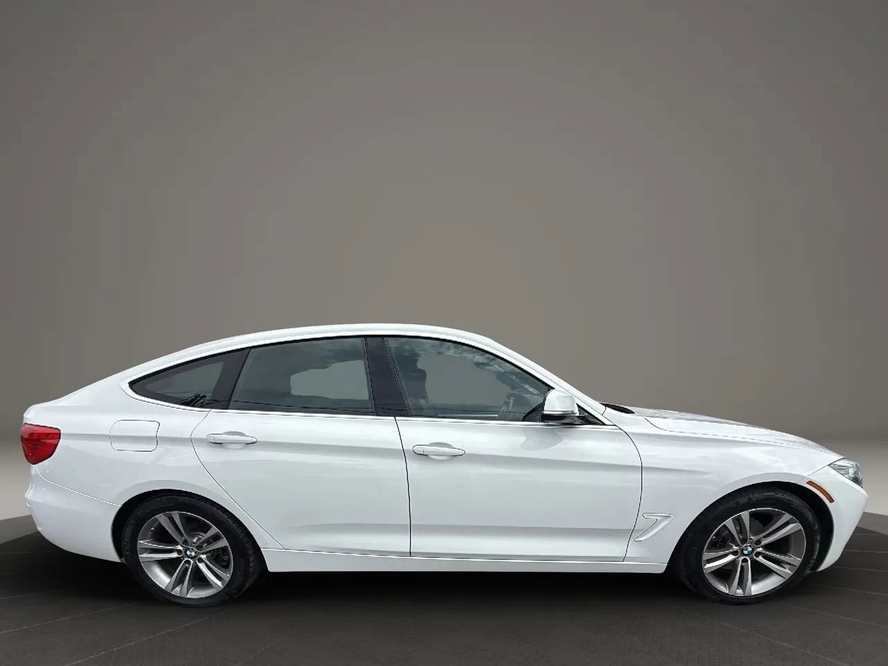 Used 2018 BMW 330i Gran Turismo xDrive AWD/4WD image 4