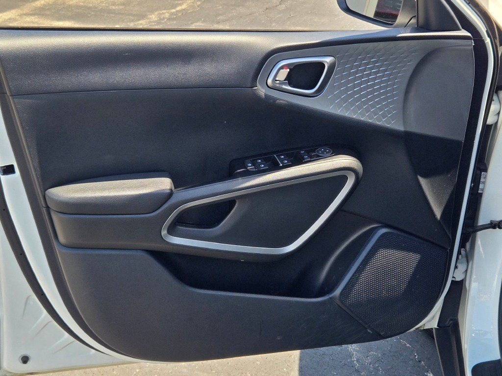 Used 2025 Kia Soul LX w/ LX Technology Package FWD image 18