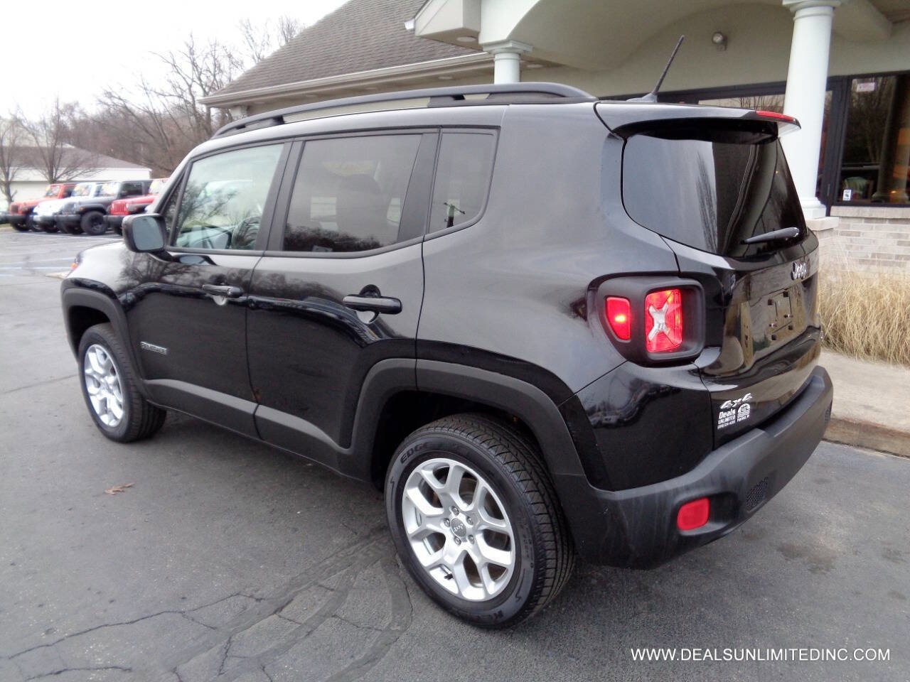 Used 2017 Jeep Renegade Latitude w/ Cold Weather Group image 4