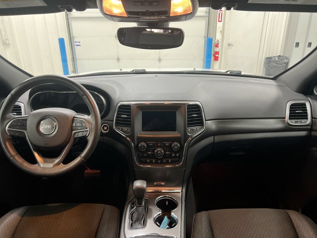 Used 2018 Jeep Grand Cherokee Laredo AWD/4WD image 10