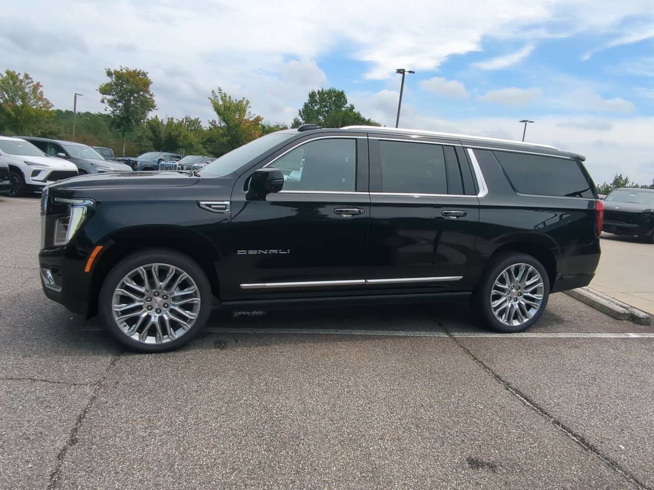 New 2026 GMC Yukon XL Denali w/ Denali Reserve Package AWD/4WD image 5