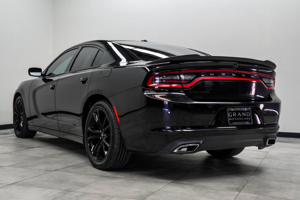 Used 2018 Dodge Charger SXT w/ Blacktop Package RWD image 12
