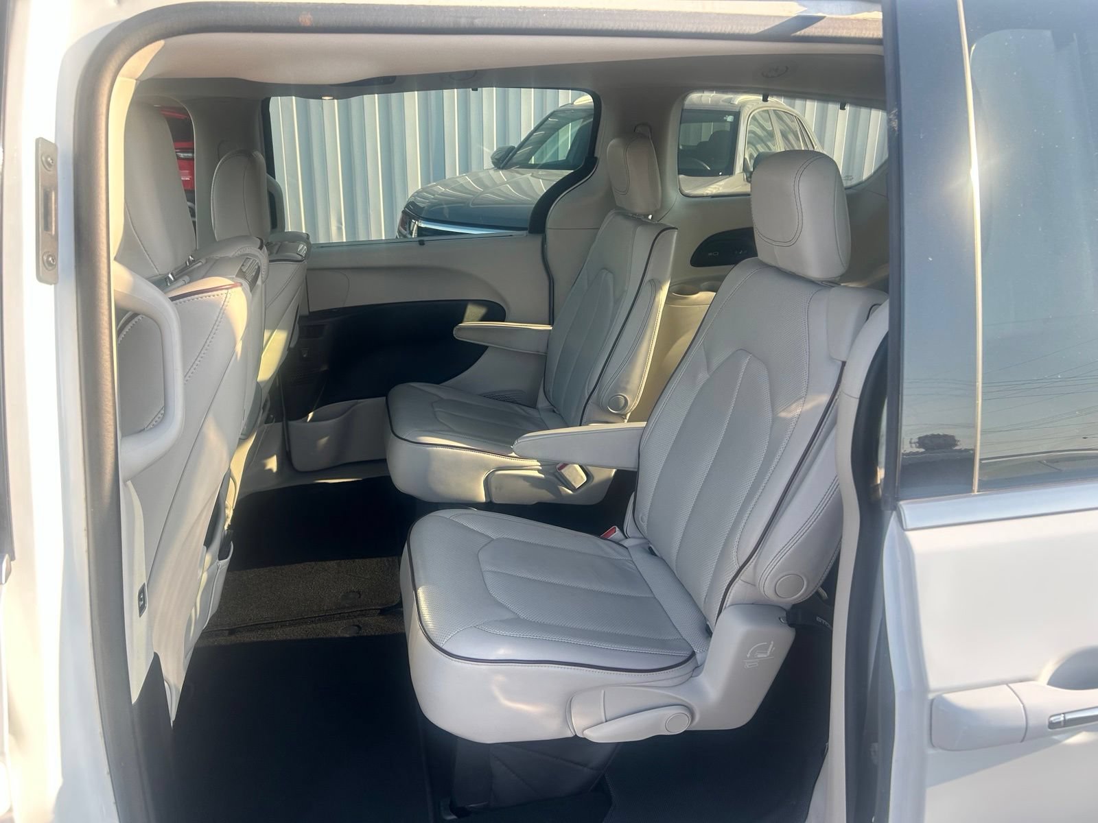 Used 2017 Chrysler Pacifica Limited w/ UConnect Theater Package FWD image 19