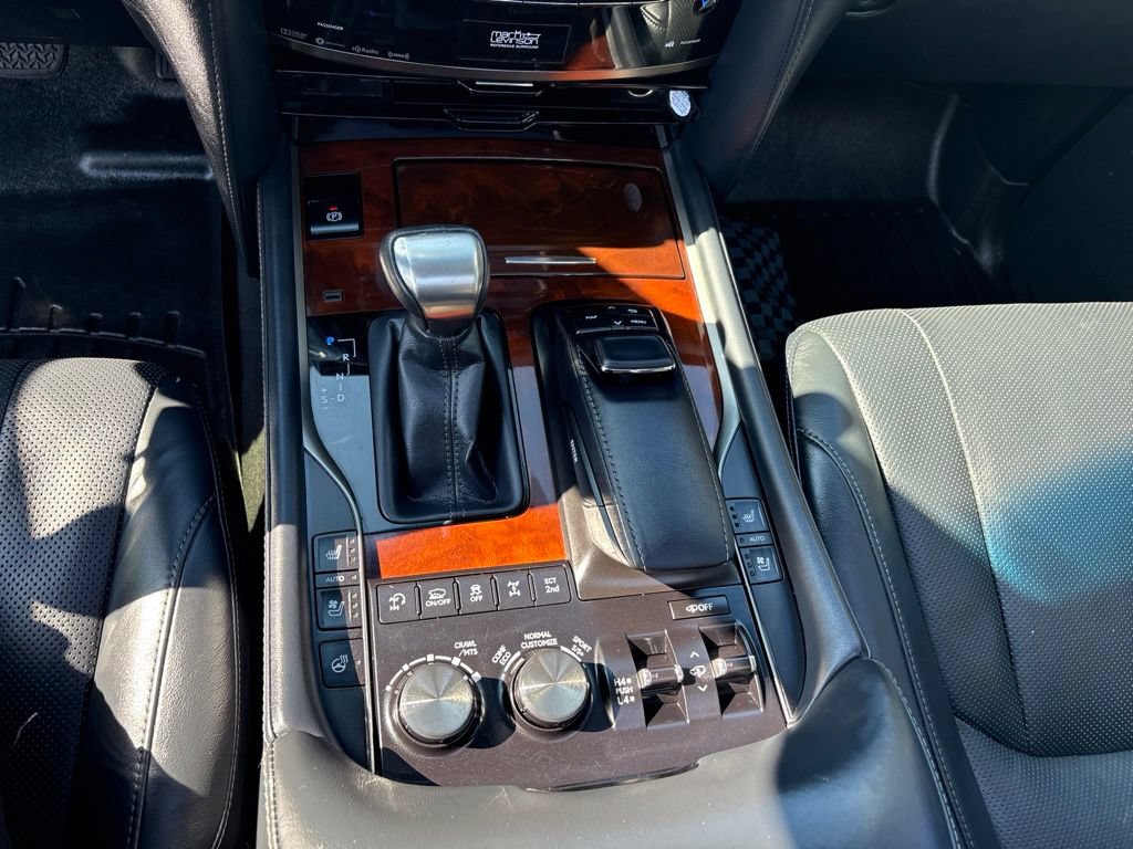 Used 2019 Lexus LX 570 4WD w/ Luxury Package image 16