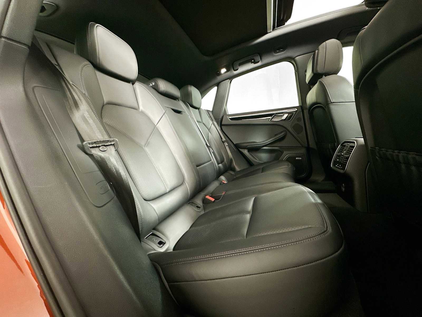 Certified 2024 Porsche Macan AWD/4WD image 27