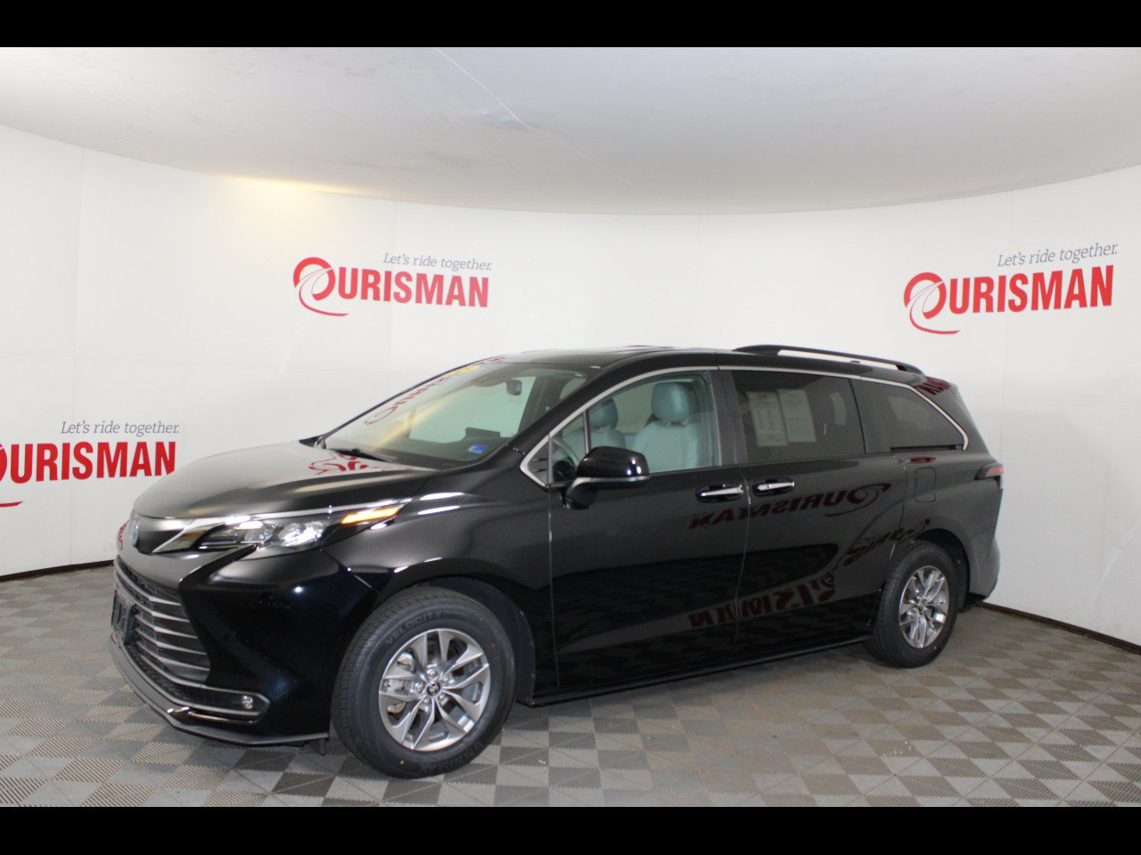 Used 2025 Toyota Sienna XLE FWD image 3
