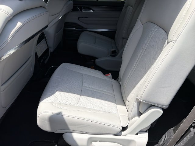New 2026 Jeep Grand Wagoneer L Summit w/ Premium Group III AWD/4WD image 18