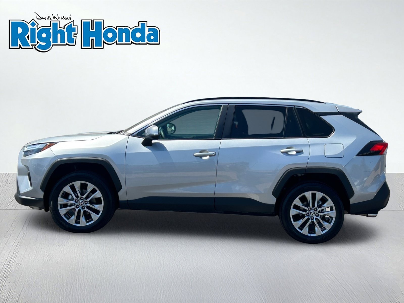 Used 2025 Toyota RAV4 XLE Premium AWD/4WD image 3