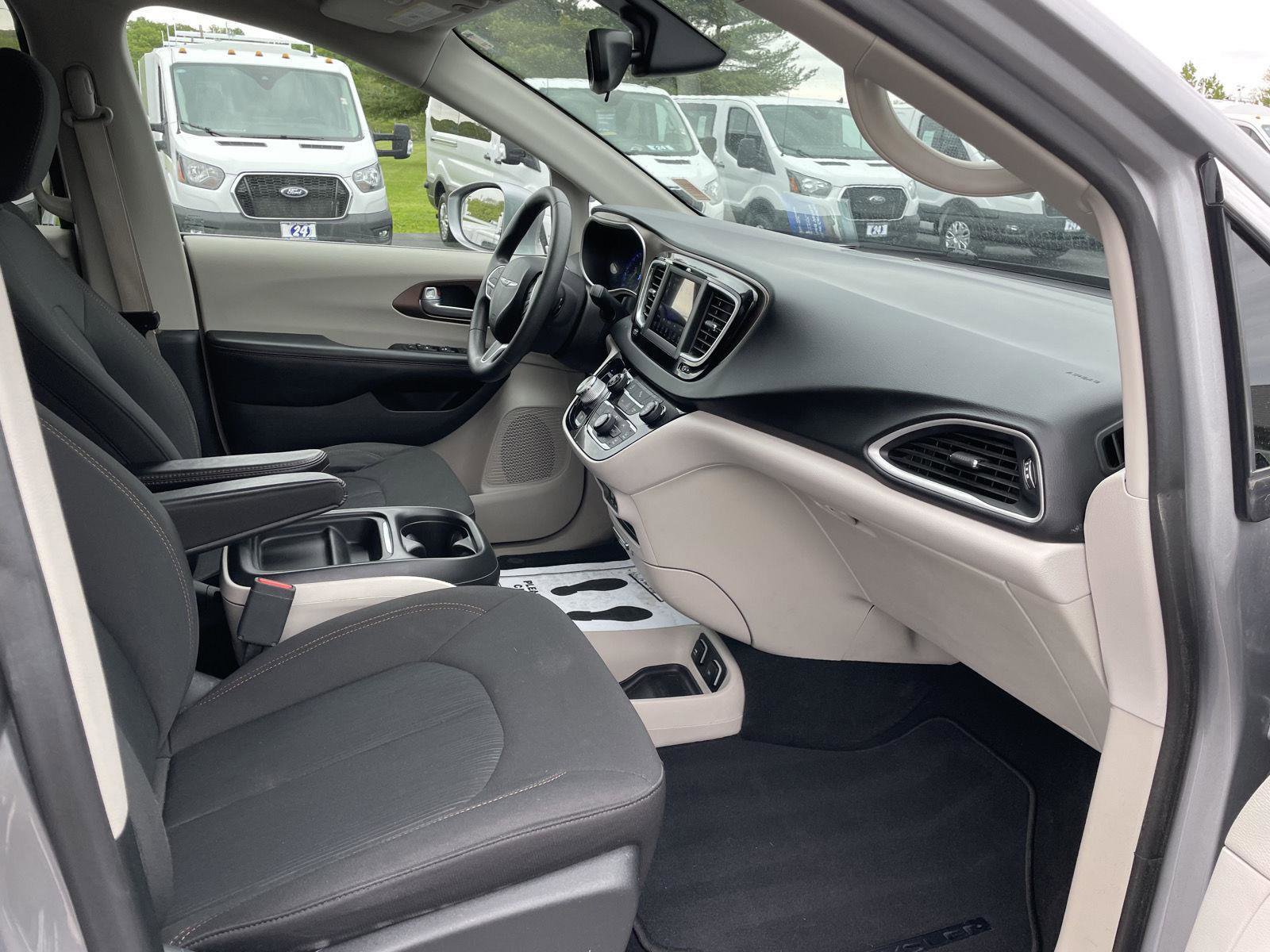 Used 2018 Chrysler Pacifica Touring Plus w/ Tire & Wheel Group FWD image 27