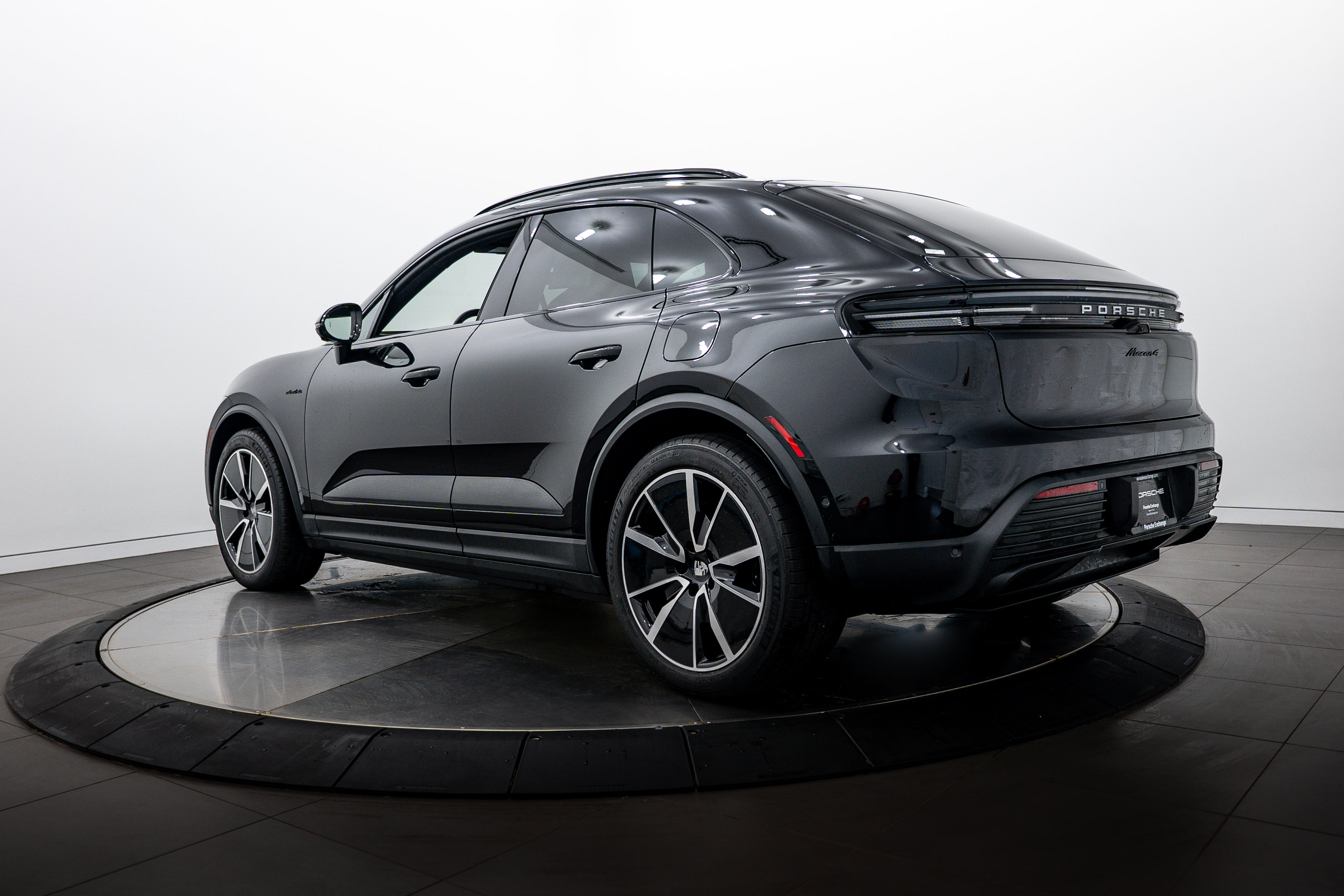 Certified 2025 Porsche Macan 4 Electric AWD/4WD image 3