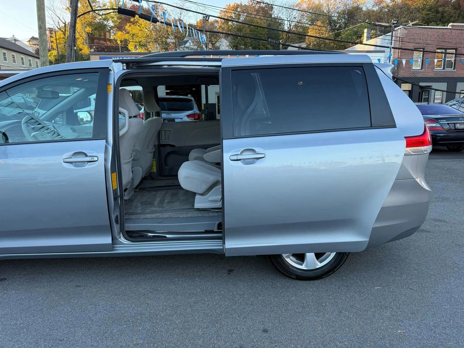 Used 2013 Toyota Sienna LE image 41