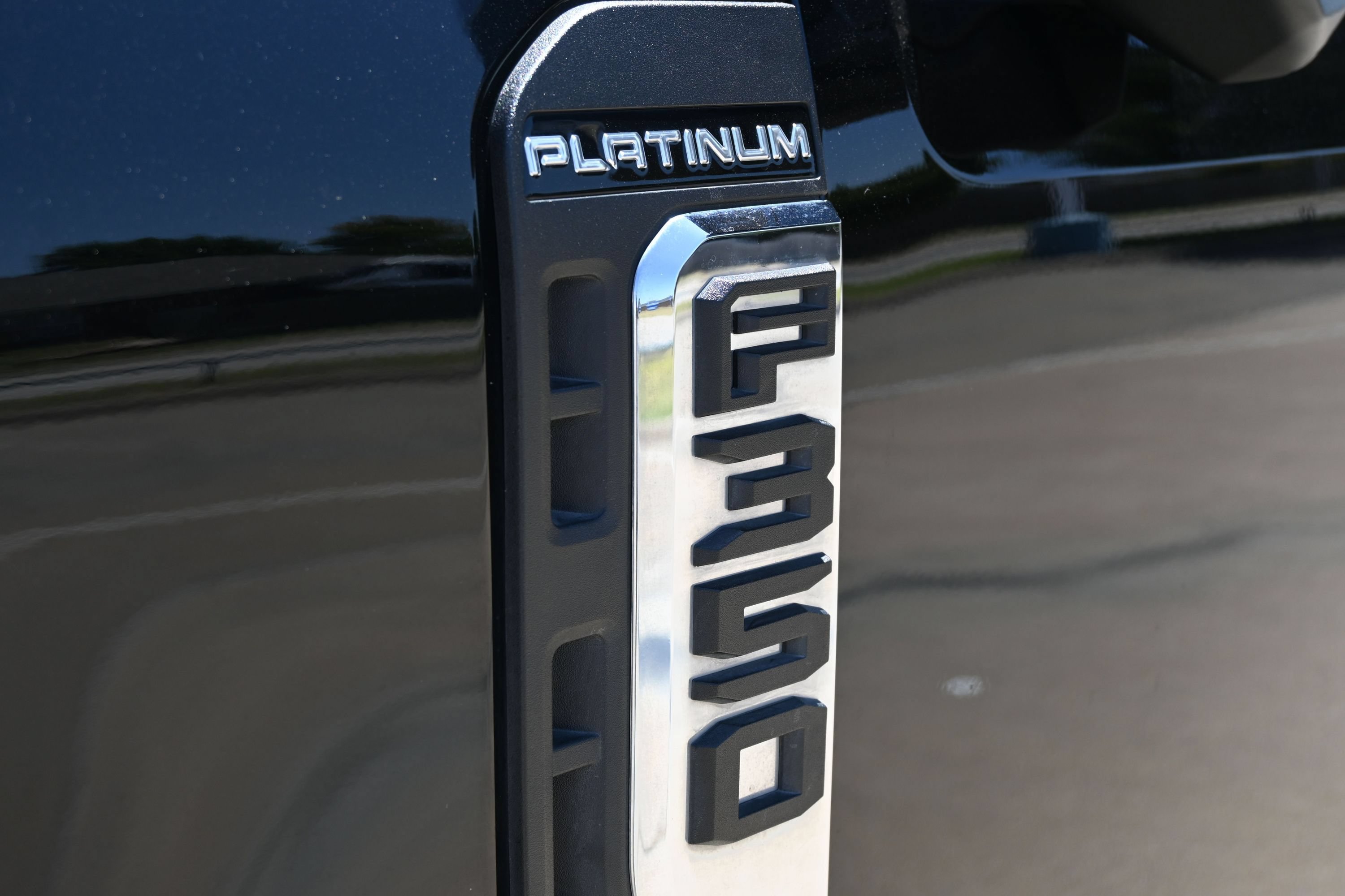 Used 2023 Ford F350 Platinum w/ FX4 Off-Road Package AWD/4WD image 5